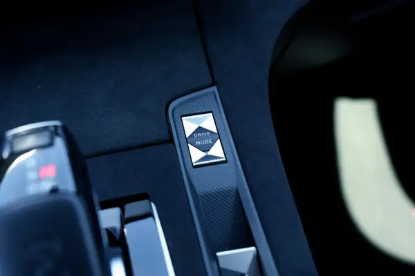 DS DS7 Crossback 2.0 BlueHDi Performance Line EAT8 18