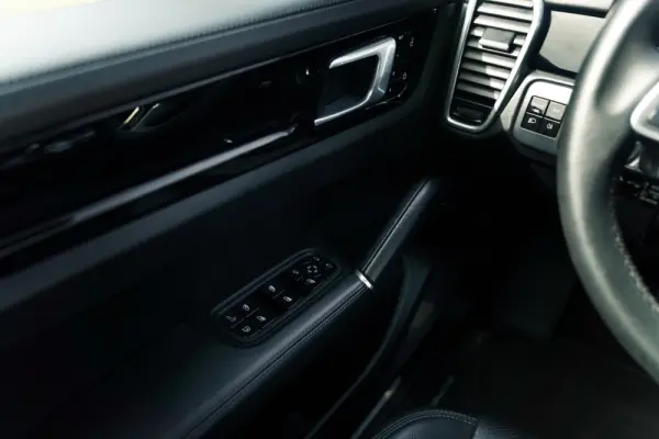 Porsche Cayenne Coupé E-Hybrid Platinum Edition 18