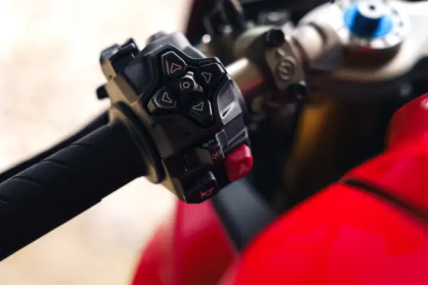 Ducati Panigale V2 V2S 2025 17