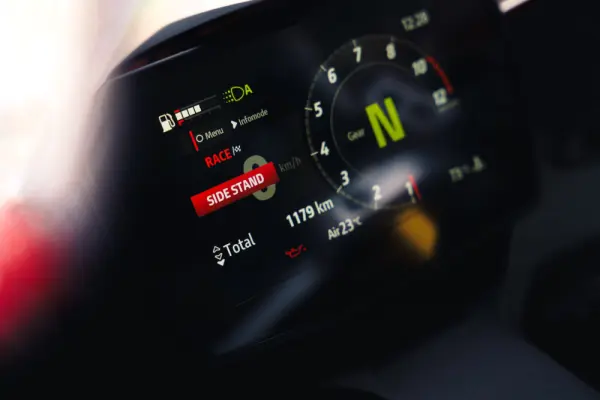 Ducati Panigale V2 V2S 2025 15