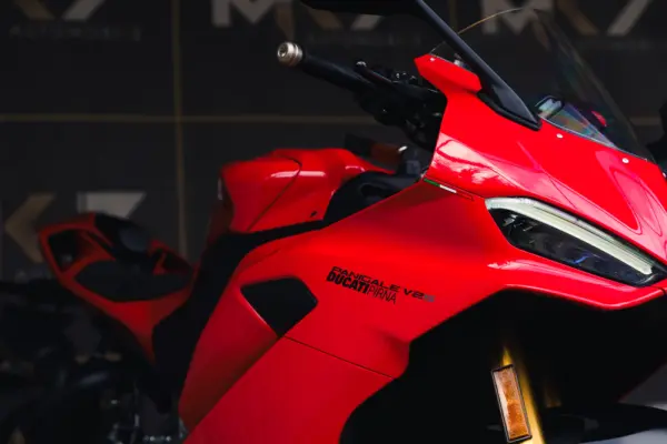 Ducati Panigale V2 V2S 2025 3