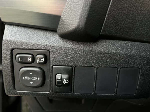 Toyota Auris 1.8 HSD CONFORT+PACK SPORT+NAVY 32