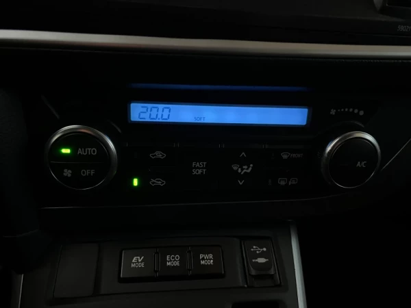 Toyota Auris 1.8 HSD CONFORT+PACK SPORT+NAVY 28