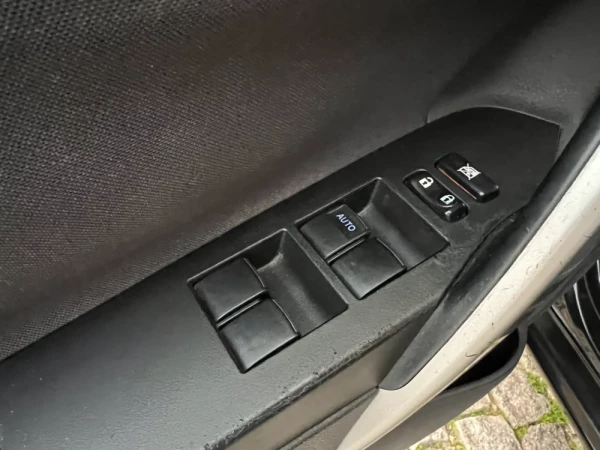 Toyota Auris 1.8 HSD CONFORT+PACK SPORT+NAVY 16