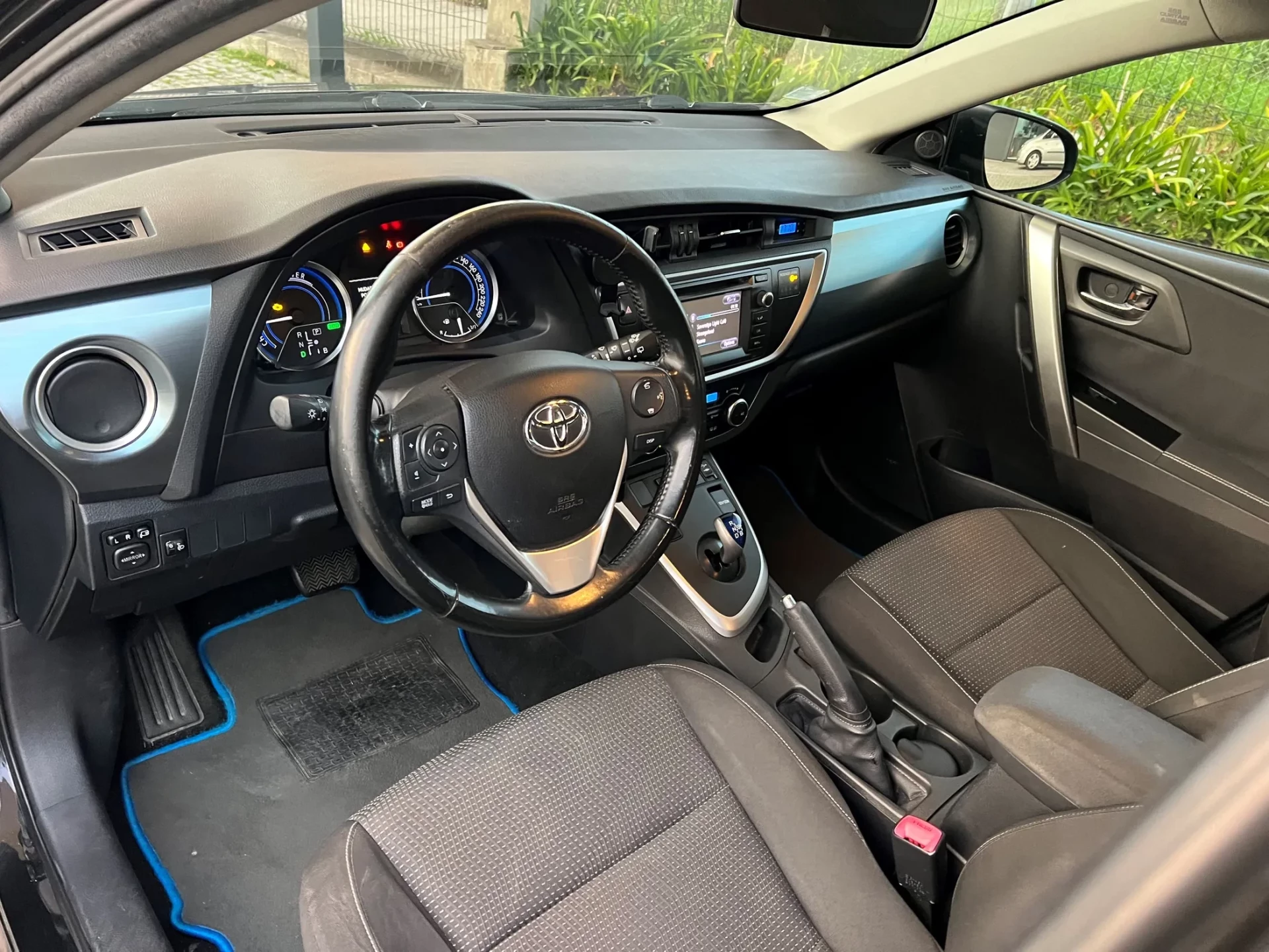 Toyota Auris 1.8 HSD CONFORT+PACK SPORT+NAVY 18