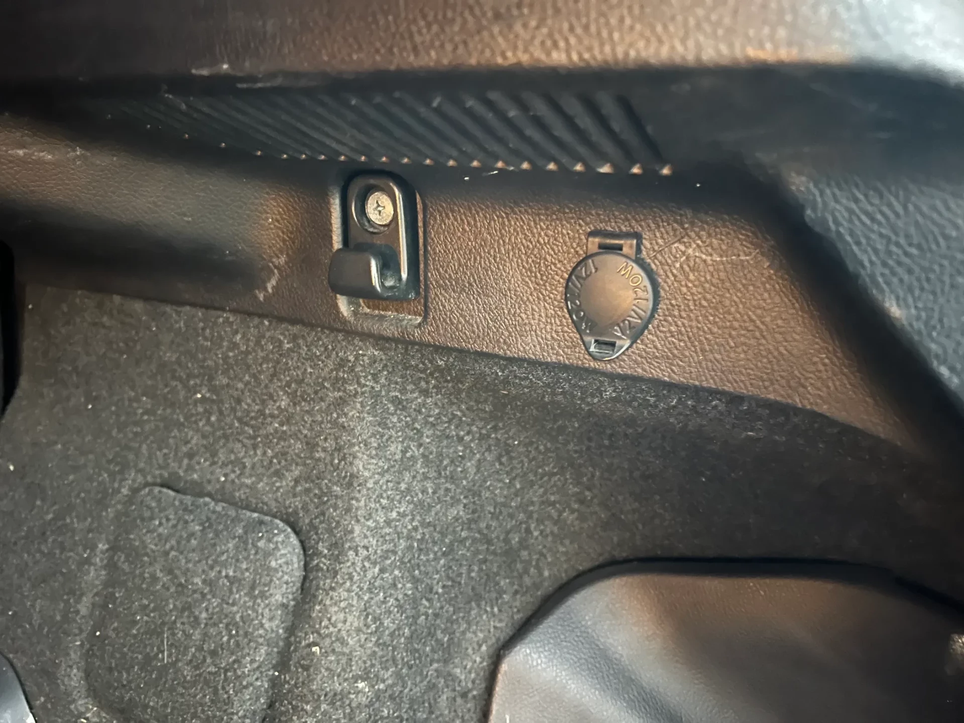 Toyota Auris 1.8 HSD CONFORT+PACK SPORT+NAVY 37