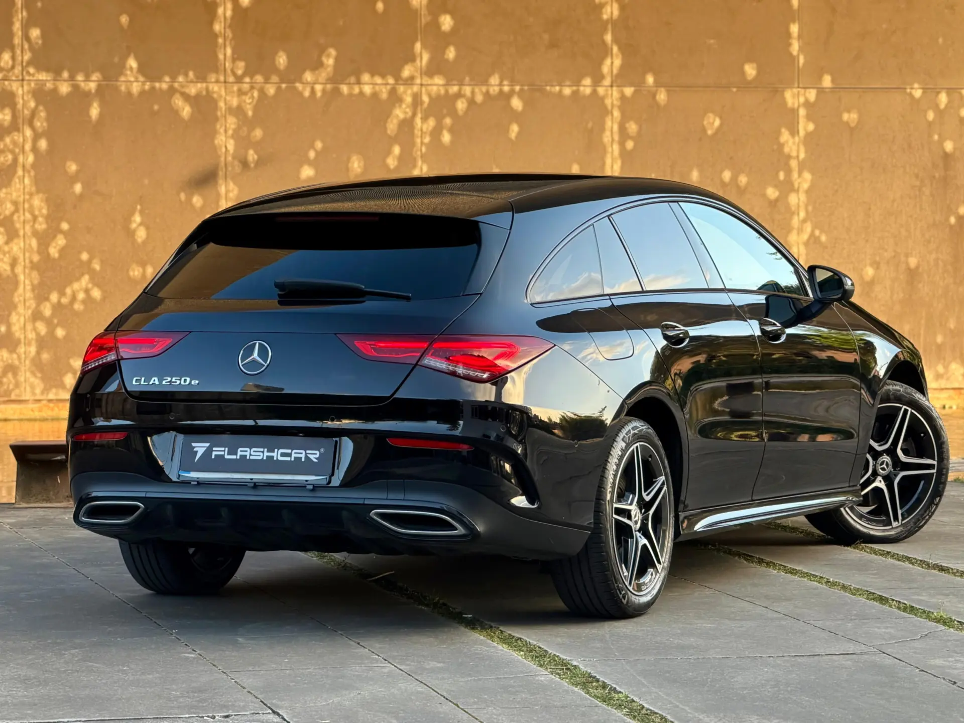 Mercedes-Benz CLA 250 e Shooting Brake AMG Line 12