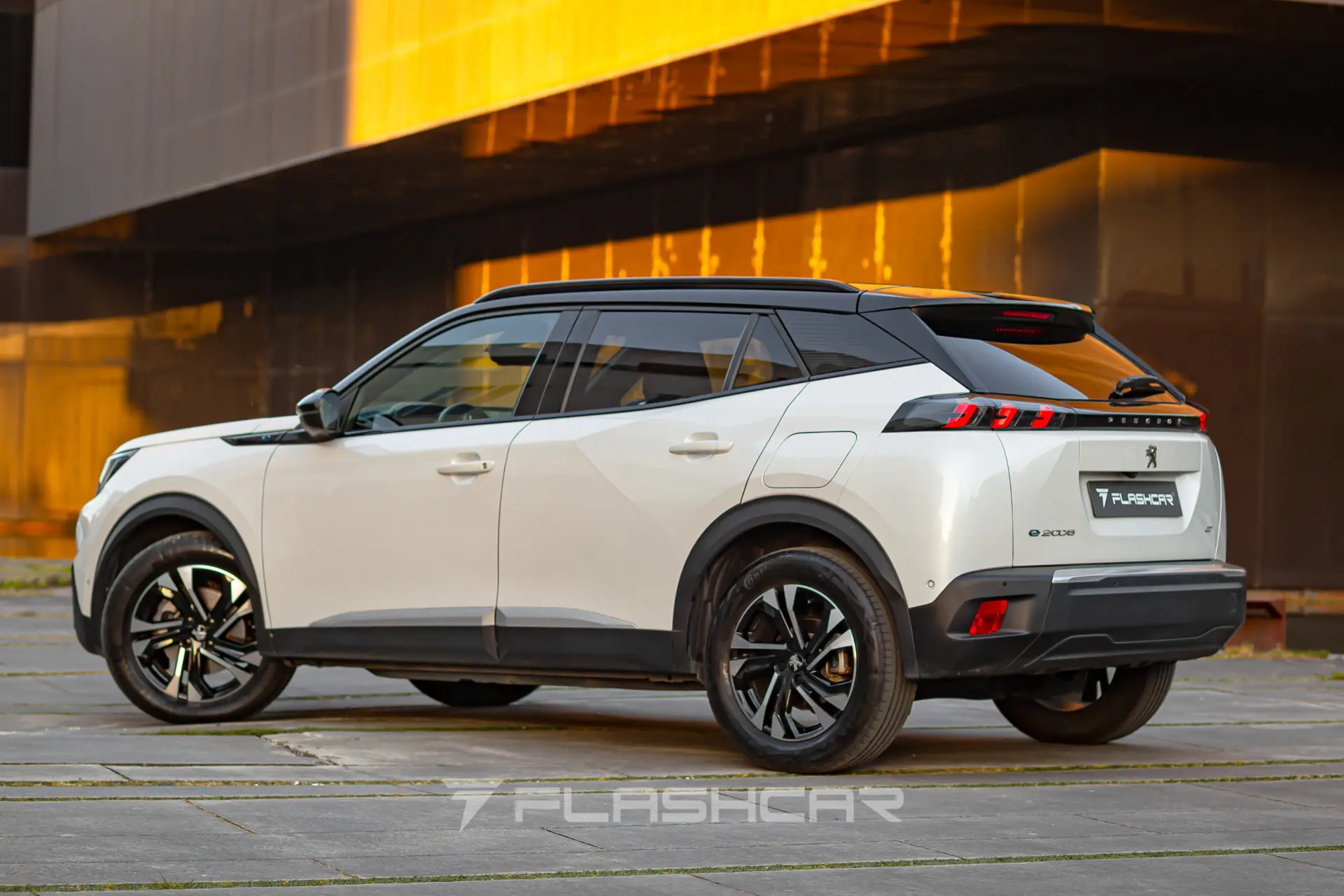 Peugeot e-2008 GT 14