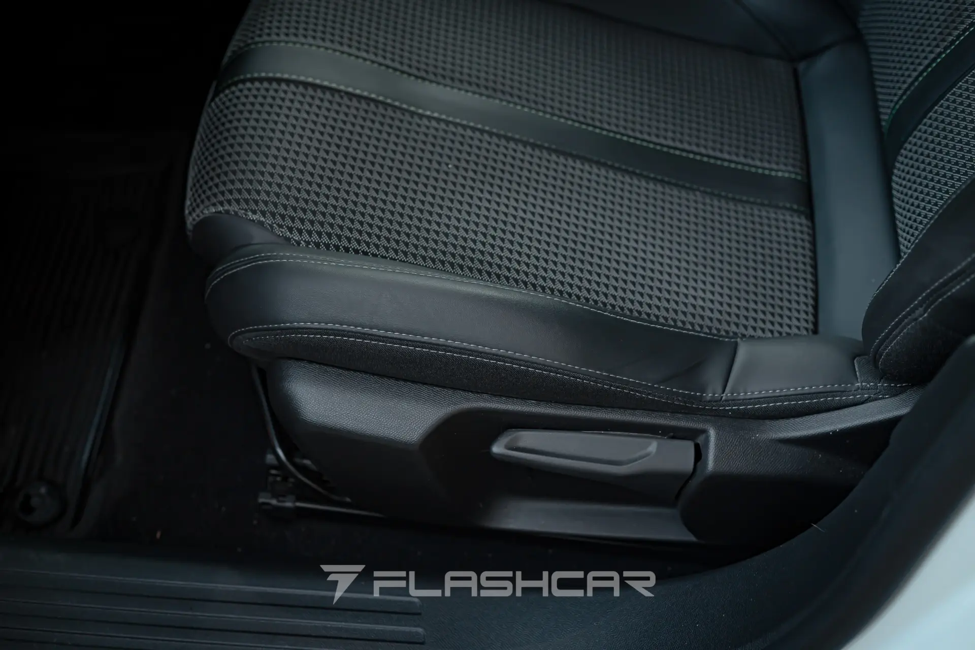 Peugeot e-2008 GT 13