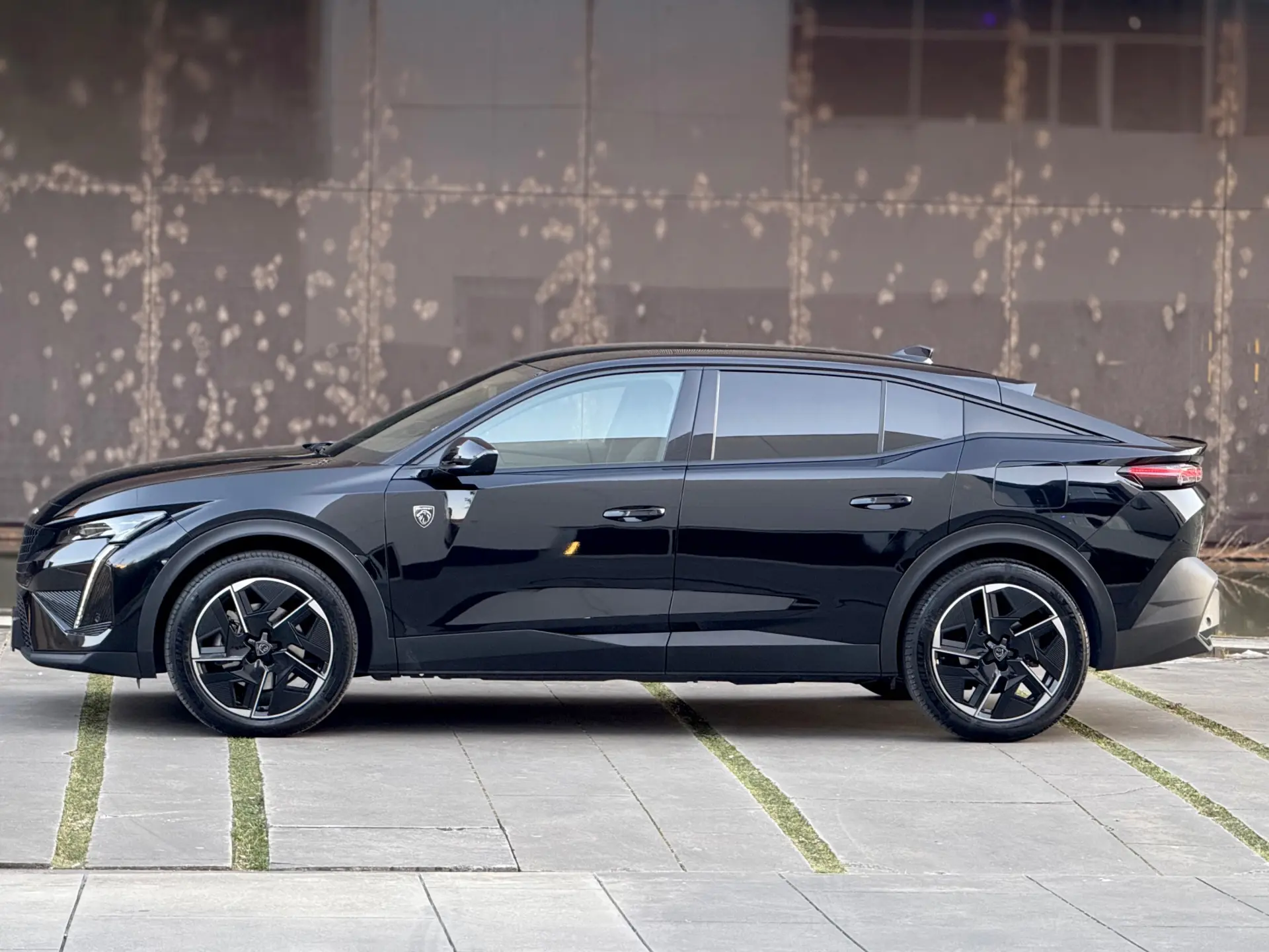 Peugeot 408 1.6 Hybrid GT e-EAT8 26