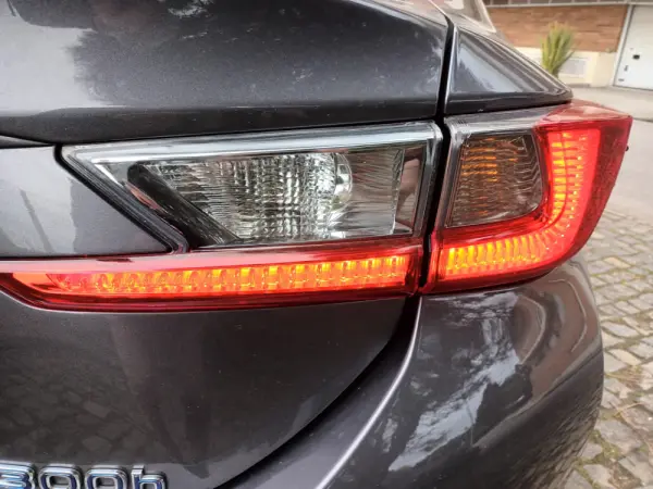 Lexus RC 300h F Sport 13