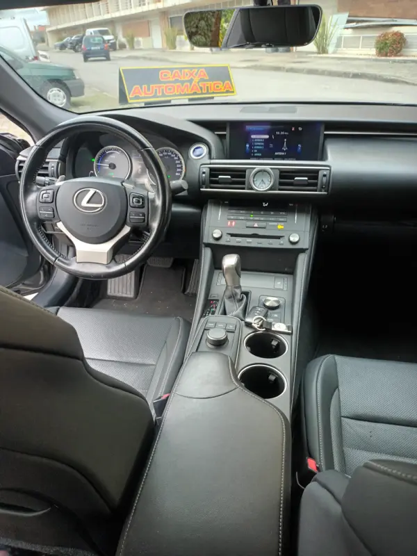 Lexus RC 300h F Sport 27
