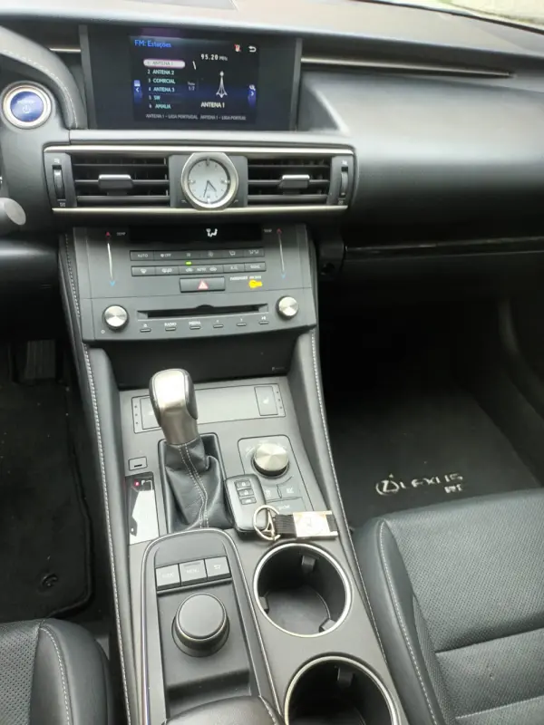 Lexus RC 300h F Sport 23