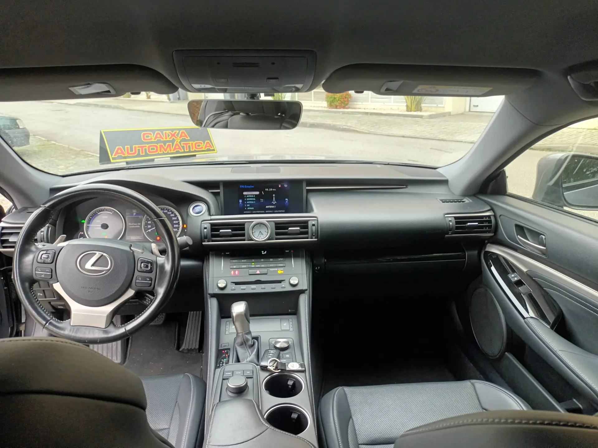 Lexus RC 300h F Sport 26