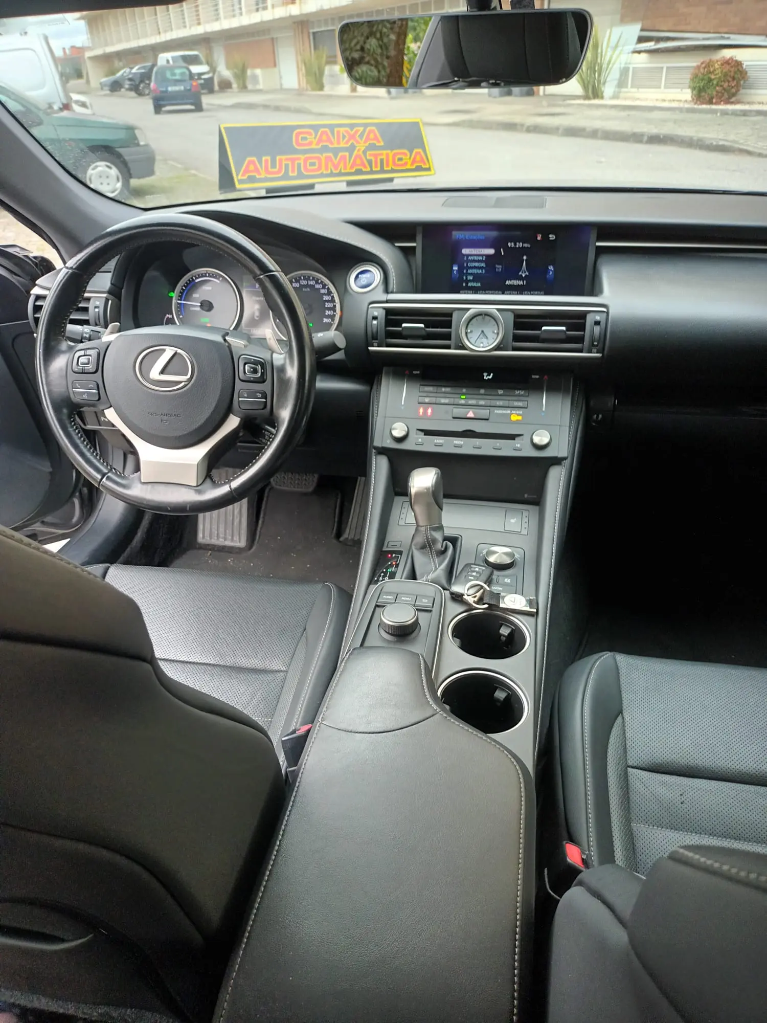 Lexus RC 300h F Sport 27