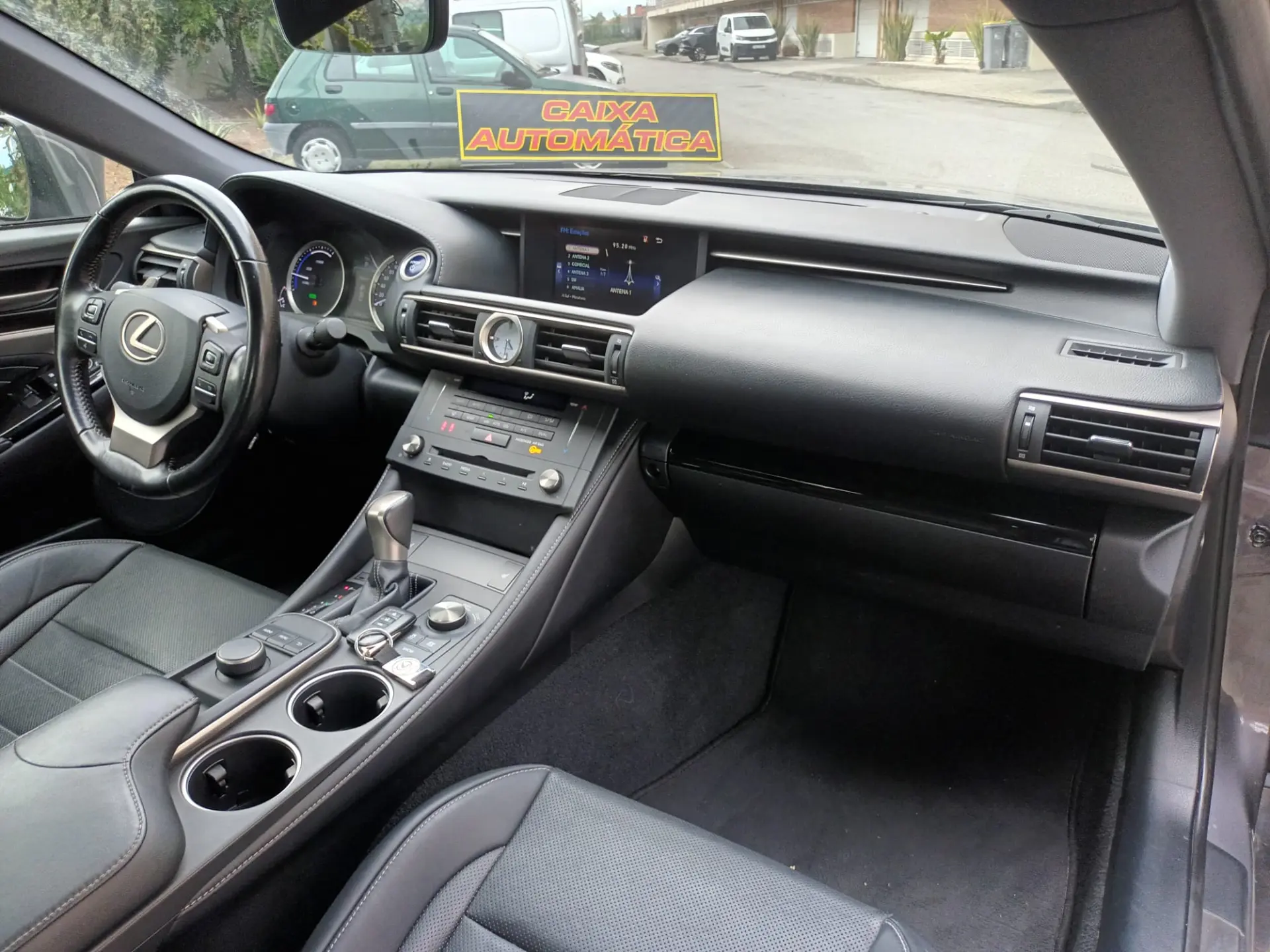 Lexus RC 300h F Sport 12