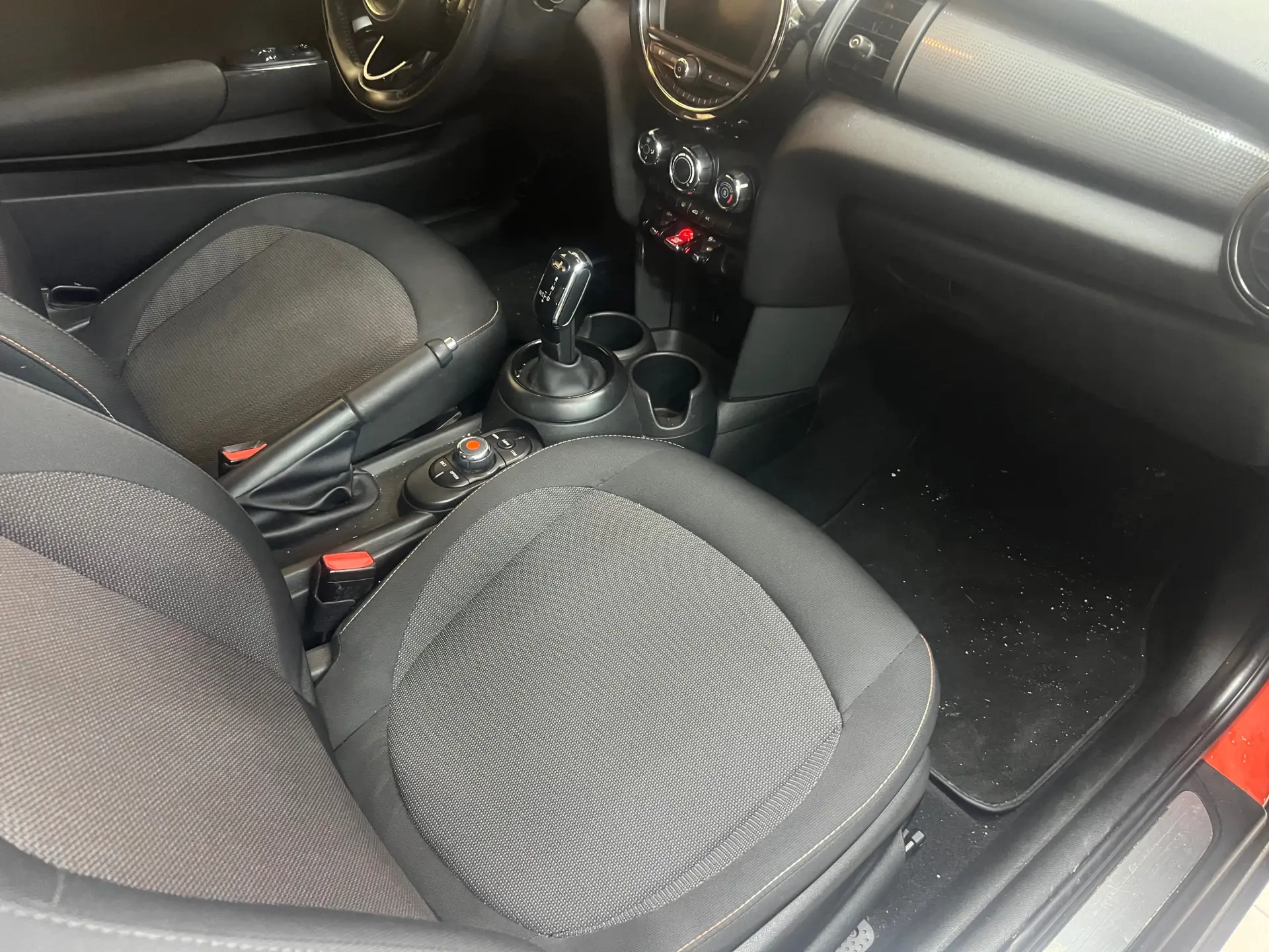 MINI 3 Portas Cooper D Aut. 7