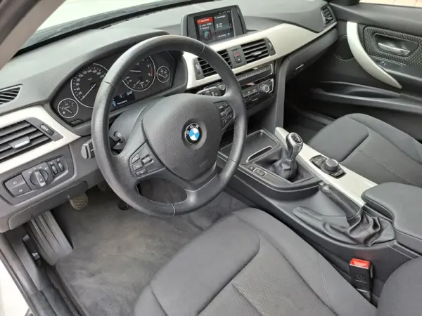 BMW 318 d Touring 10