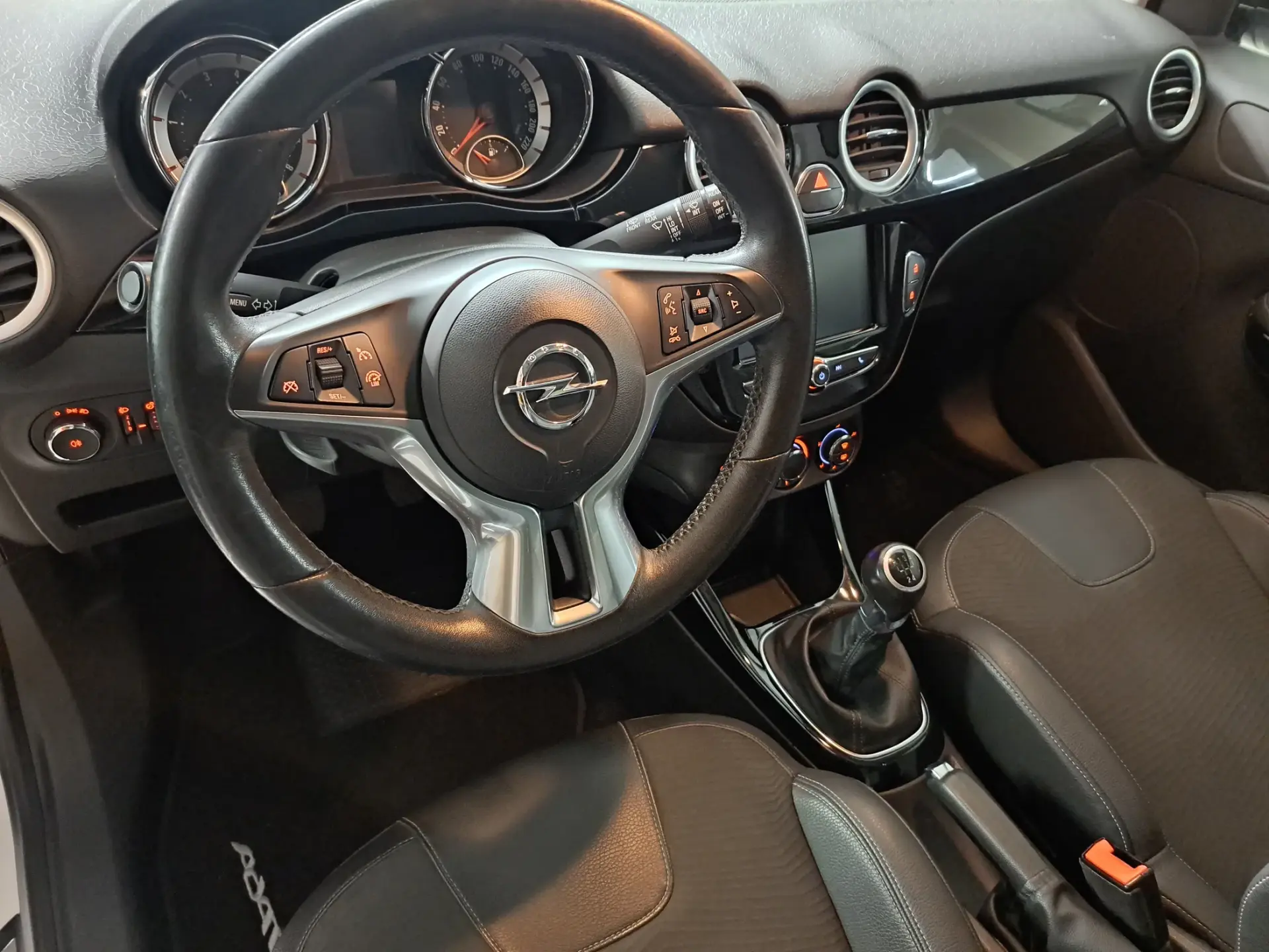 Opel Adam 1.2 Glam 11