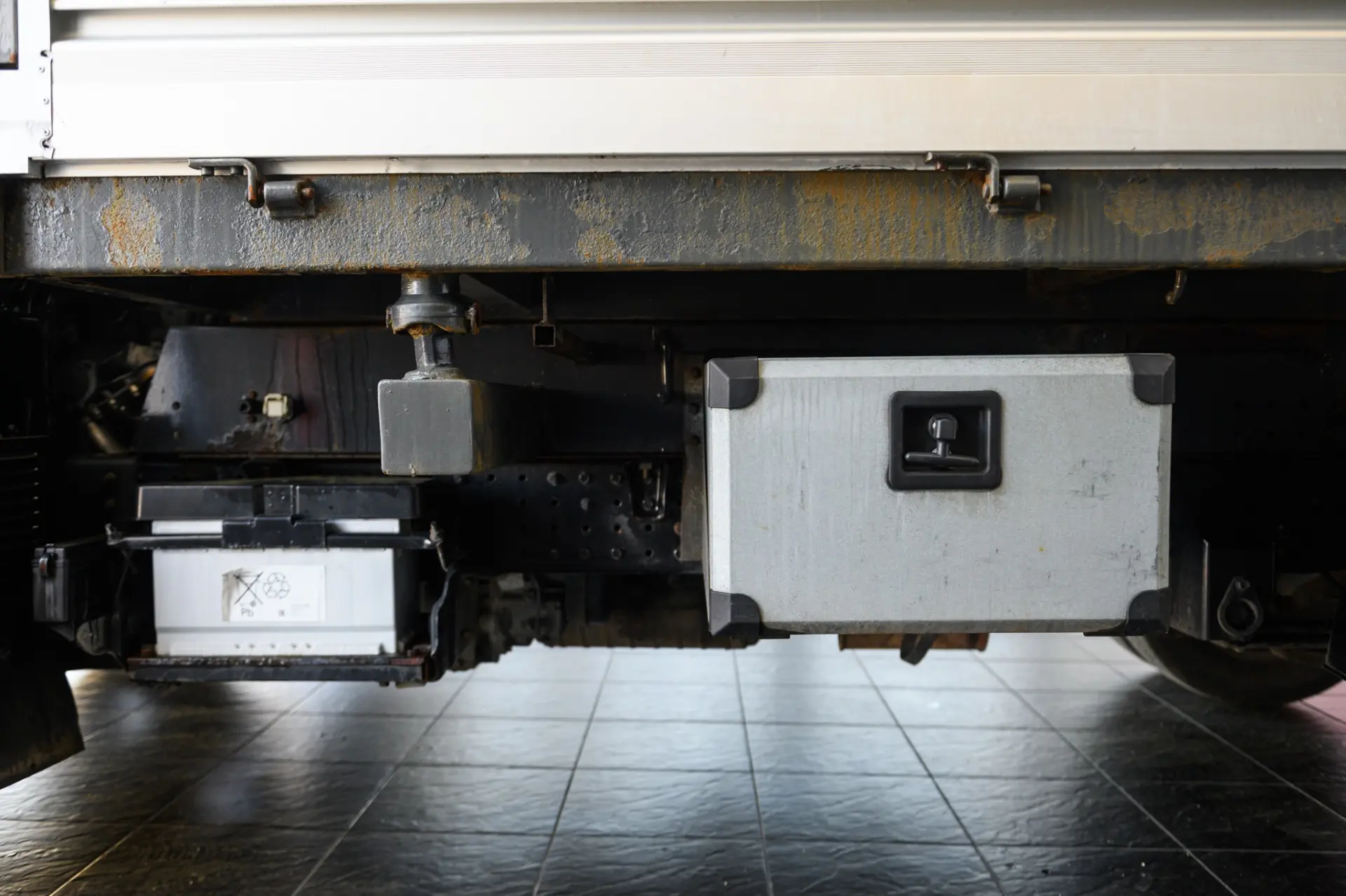 Mitsubishi Fuso Canter 3C13 c/ bascula 8