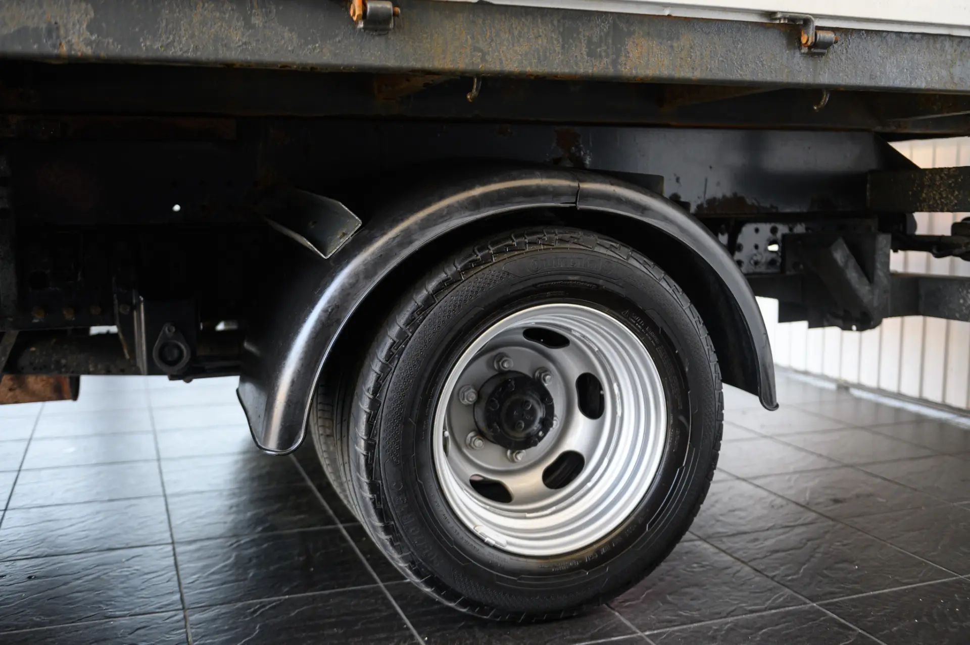 Mitsubishi Fuso Canter 3C13 c/ bascula 9