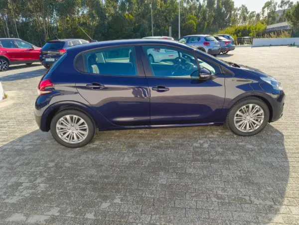Peugeot 208 1.2 PureTech Signature 7