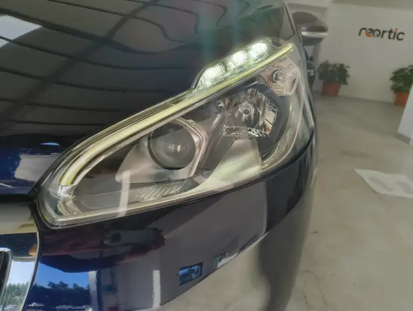 Peugeot 208 1.2 PureTech Signature 10