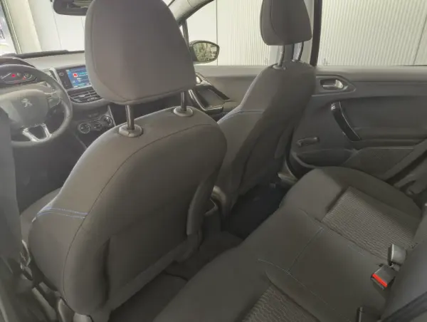 Peugeot 208 1.2 PureTech Signature 18