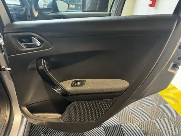 Peugeot 2008 1.2 PureTech Allure 42