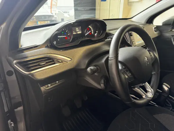 Peugeot 2008 1.2 PureTech Allure 17