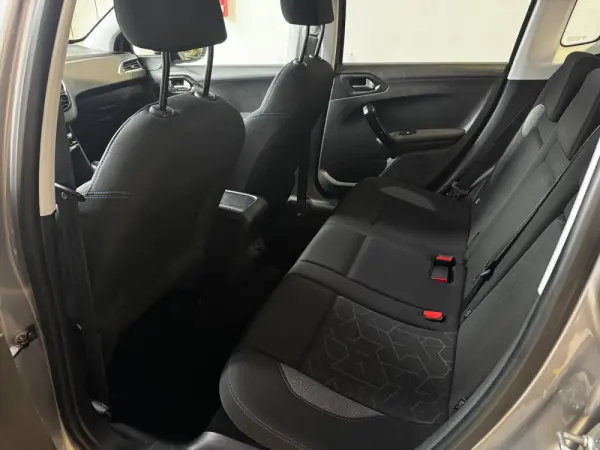 Peugeot 2008 1.2 PureTech Allure 36