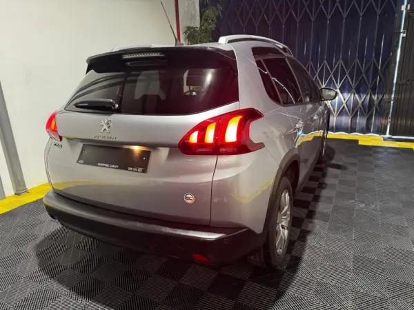 Peugeot 2008 1.2 PureTech Allure 5