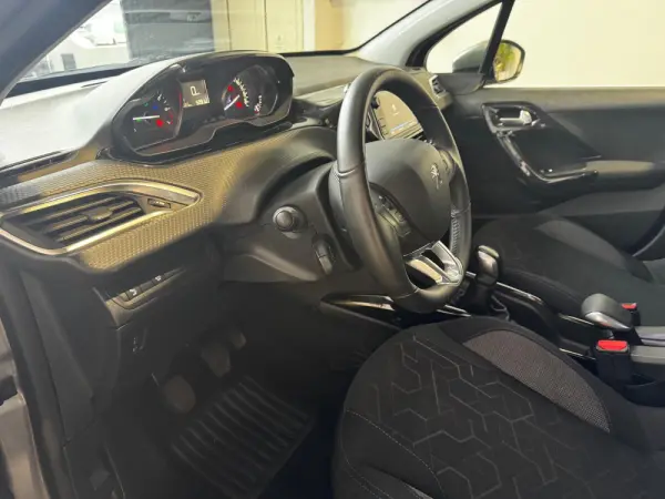 Peugeot 2008 1.2 PureTech Allure 15