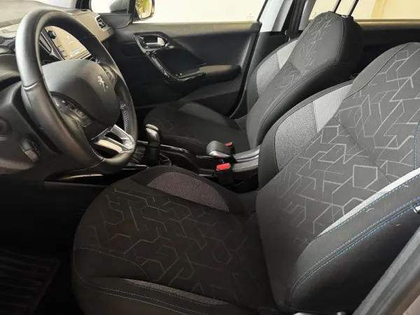 Peugeot 2008 1.2 PureTech Allure 19