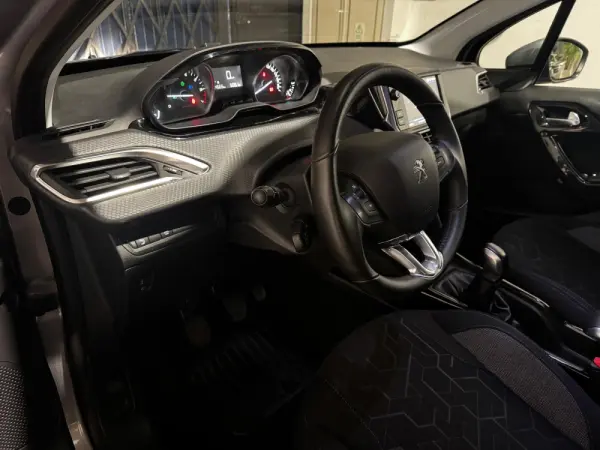 Peugeot 2008 1.2 PureTech Allure 16