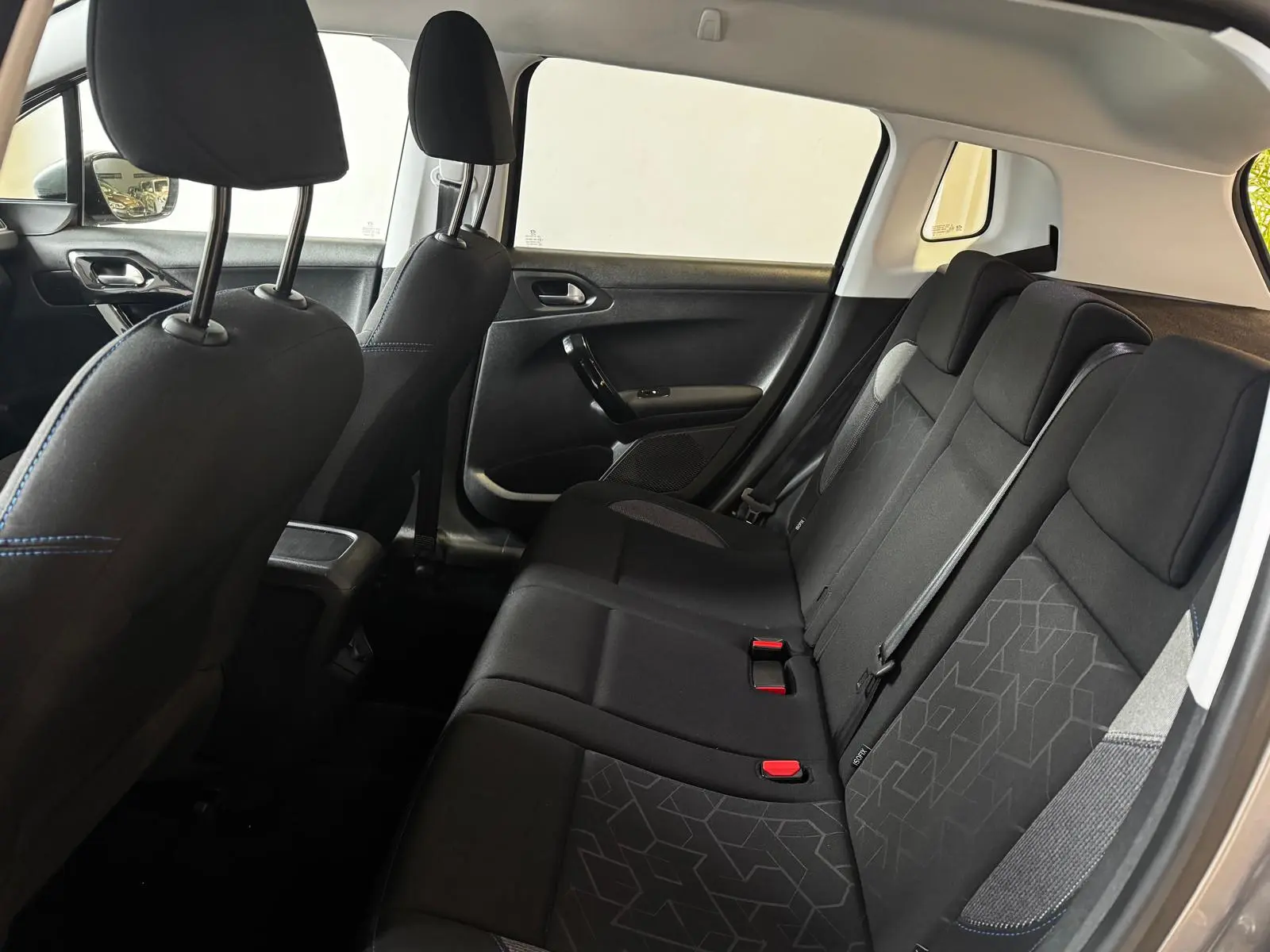 Peugeot 2008 1.2 PureTech Allure 37