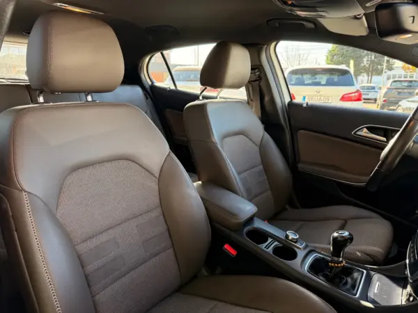 Mercedes-Benz GLA 180 d SENSATION 12