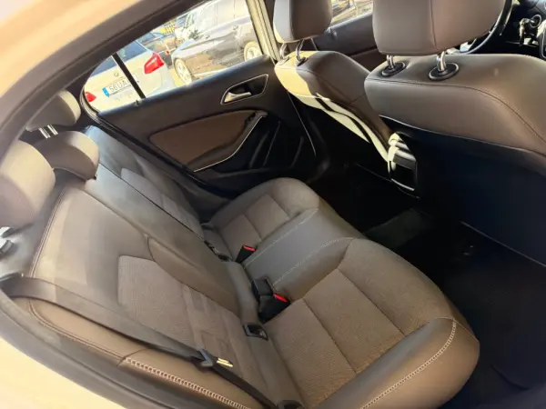 Mercedes-Benz GLA 180 d SENSATION 28