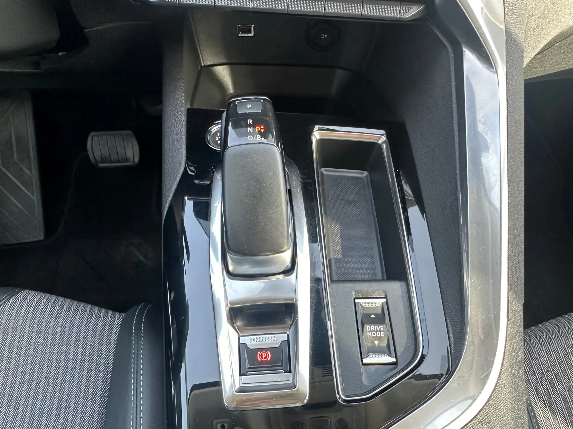 Peugeot 3008 1.6 Hybrid Allure e-EAT8 18