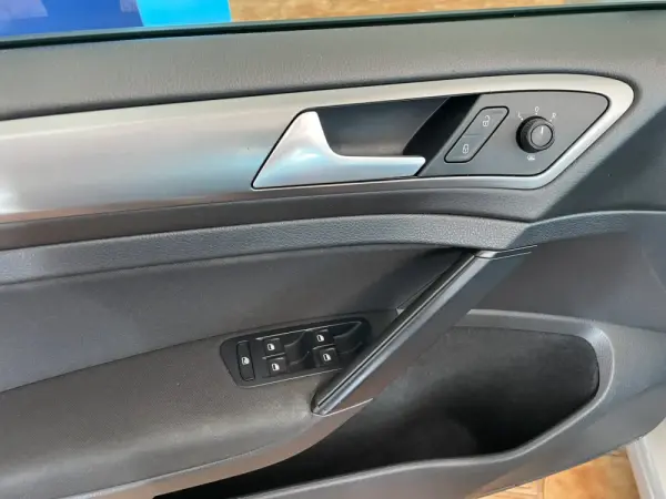 Volkswagen Golf 1.6 TDi Highline 6