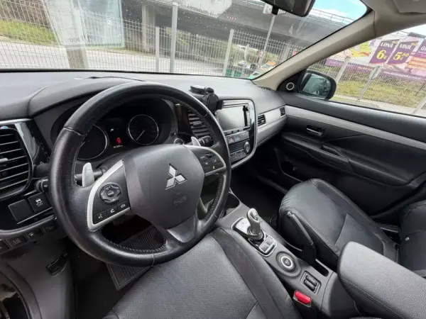 Mitsubishi Outlander 2.0 Intense 9
