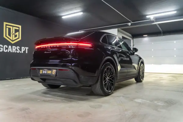 Porsche Macan Electric 4 8