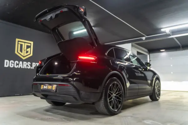 Porsche Macan Electric 4 10