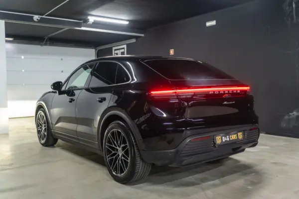 Porsche Macan Electric 4 6