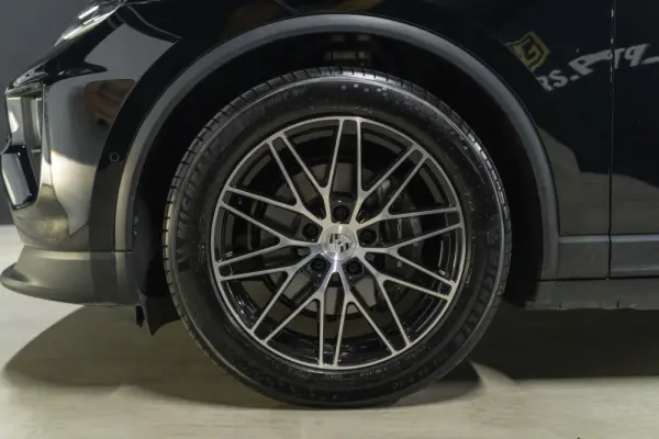 Porsche Macan Electric 4 5