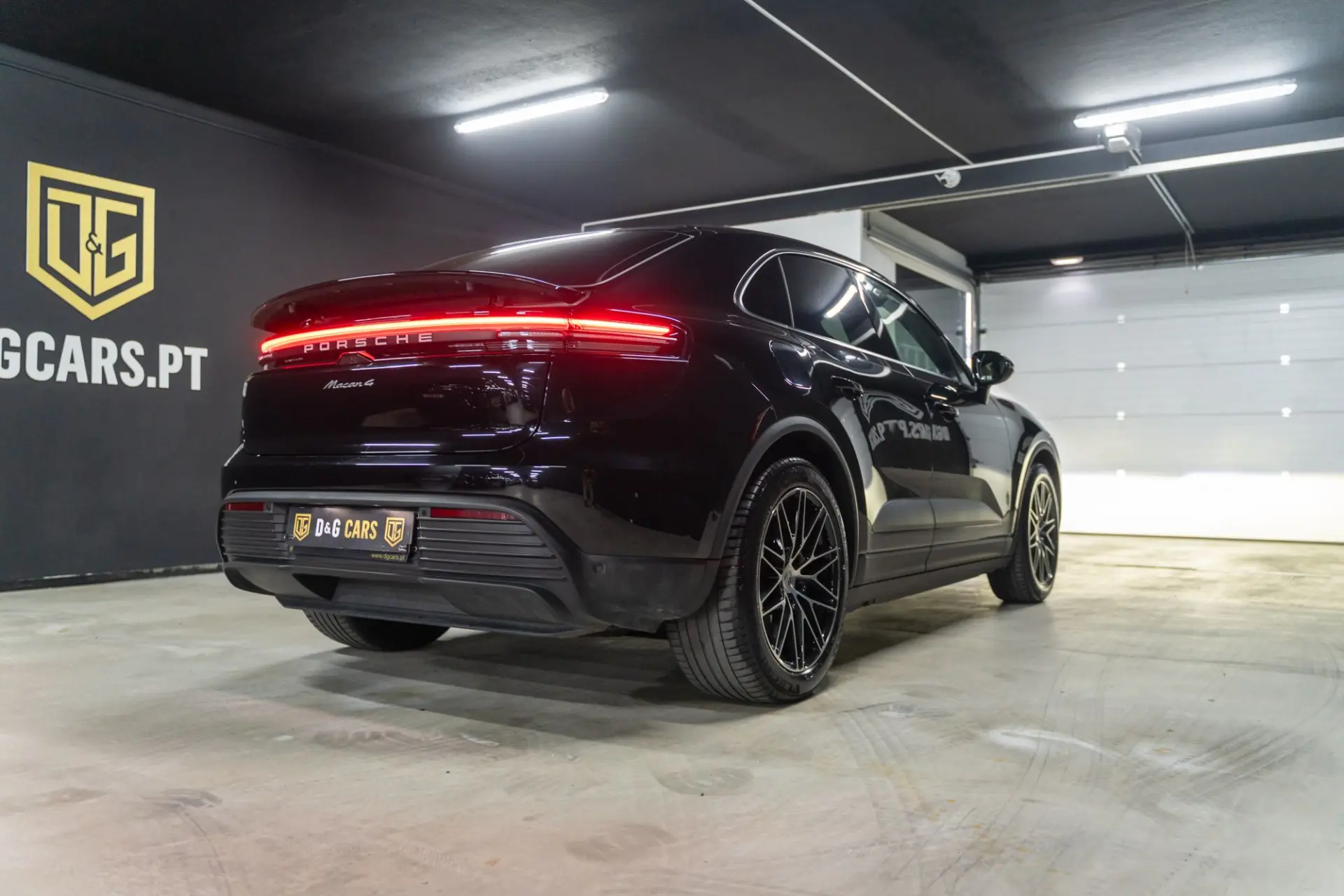 Porsche Macan Electric 4 8