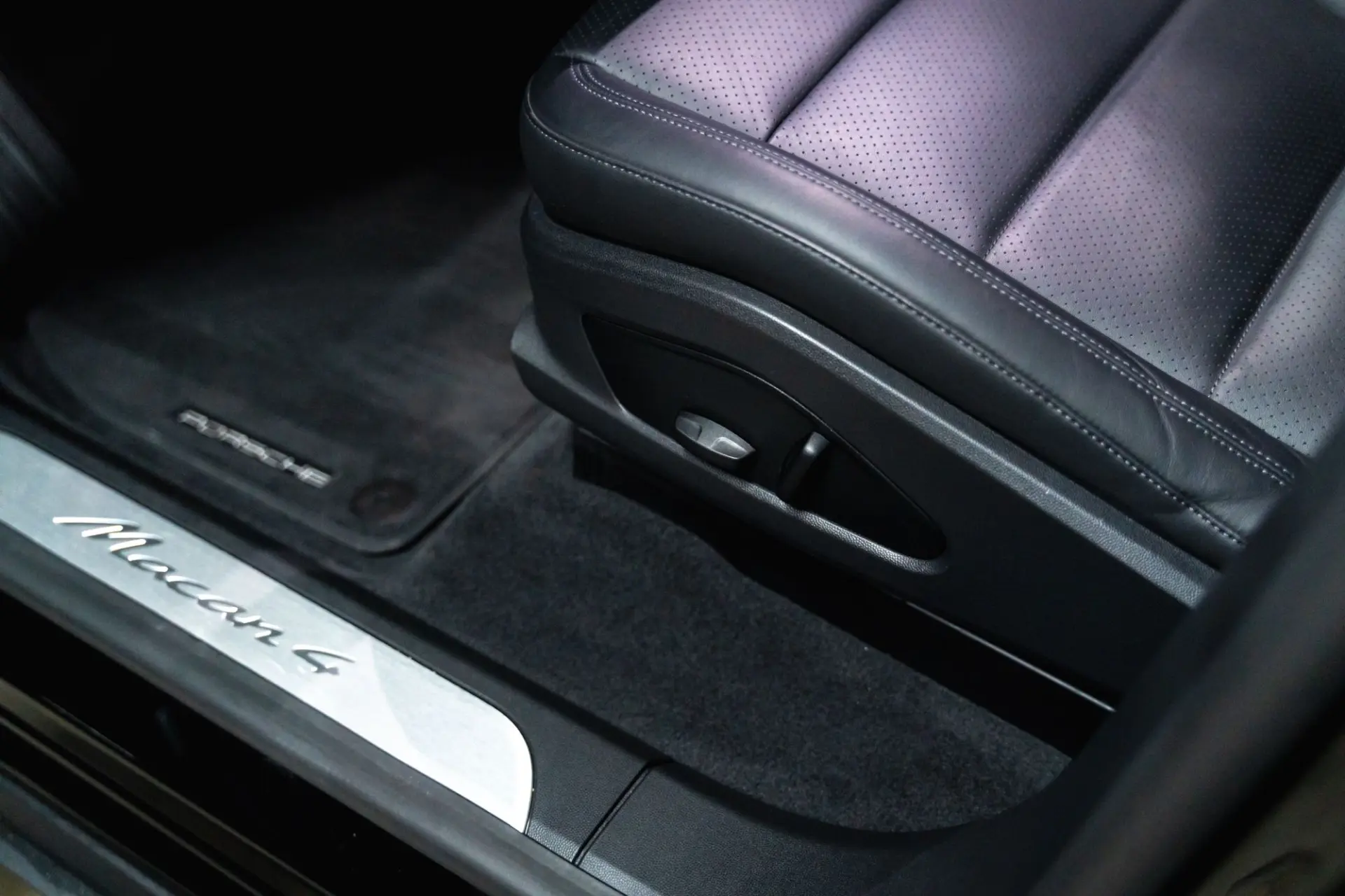 Porsche Macan Electric 4 16