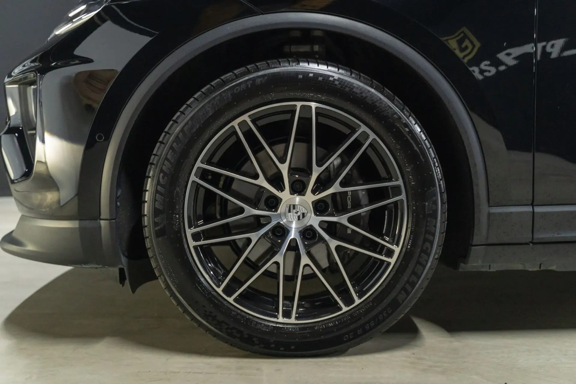 Porsche Macan Electric 4 5