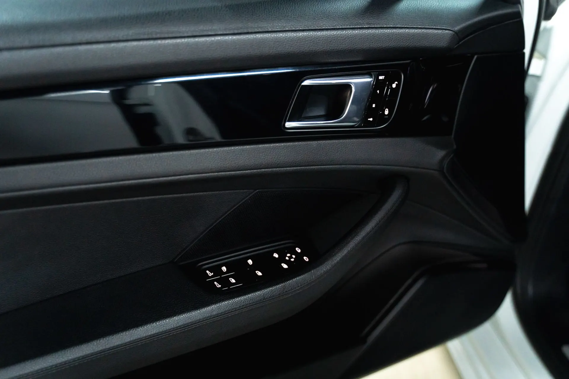 Porsche Panamera 4 S 10