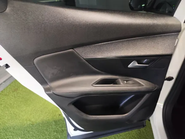 Peugeot 3008 PureTech 130 Stop & Start GPF EAT8 Allure 31